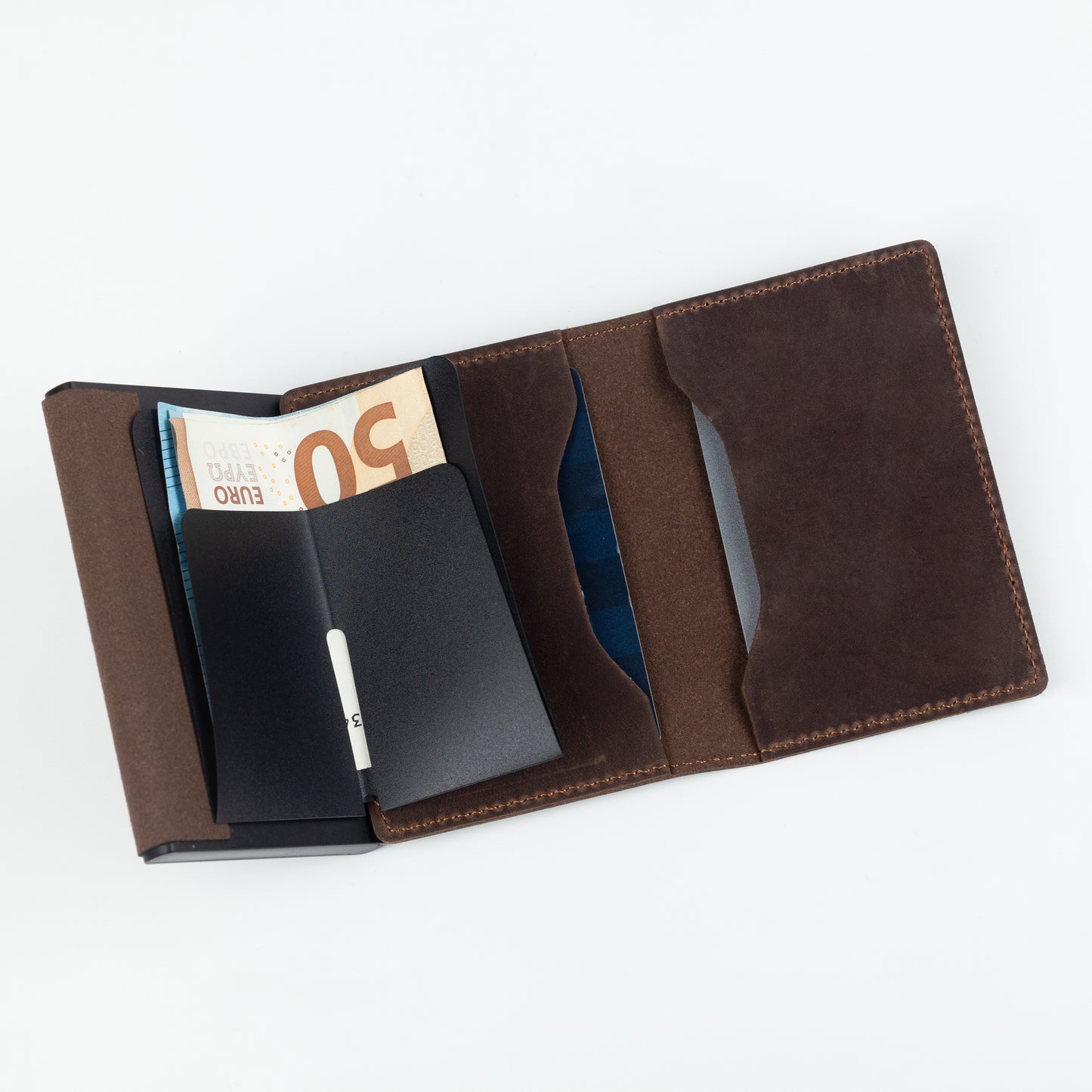 Smart Wallet Dunkelbraun – elegantes Portemonnaie mit RFID-Schutz. Hochwertiger Geldbeutel aus Echtleder mit Platz für Karten und Bargeld.