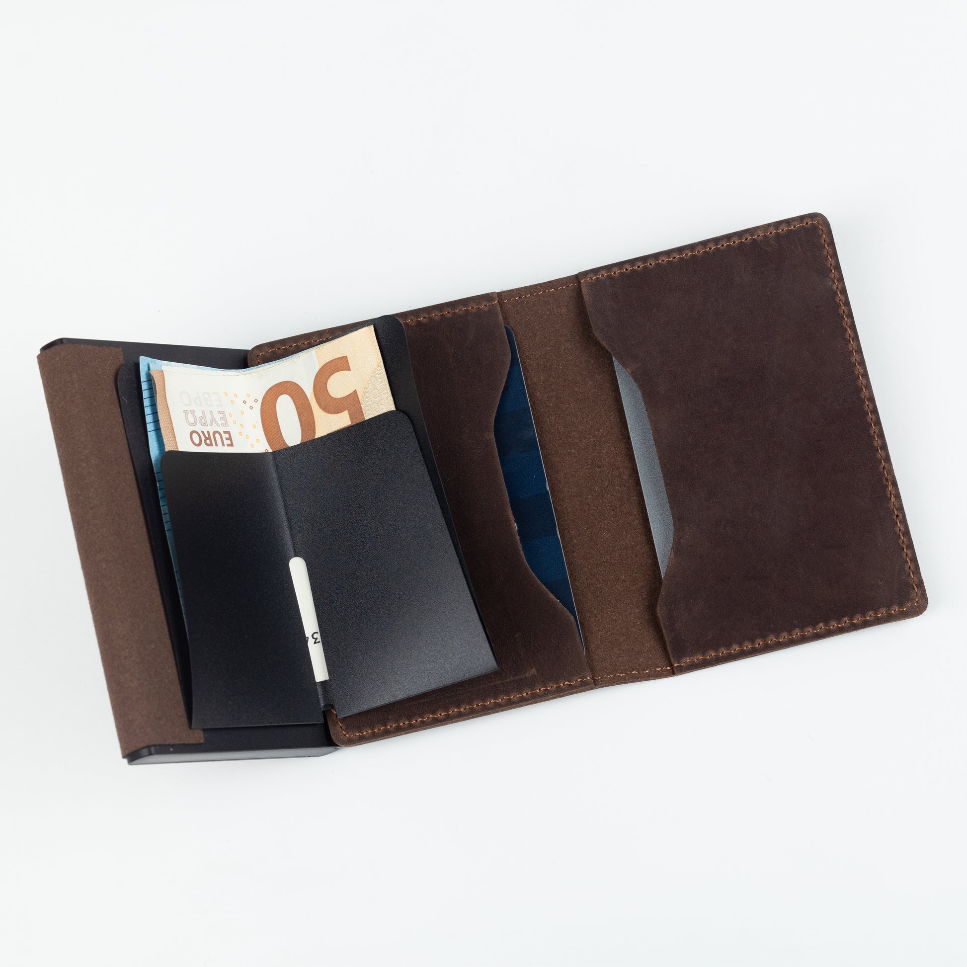 Smart Wallet Dunkelbraun – elegantes Portemonnaie mit RFID-Schutz. Hochwertiger Geldbeutel aus Echtleder mit Platz für Karten und Bargeld.