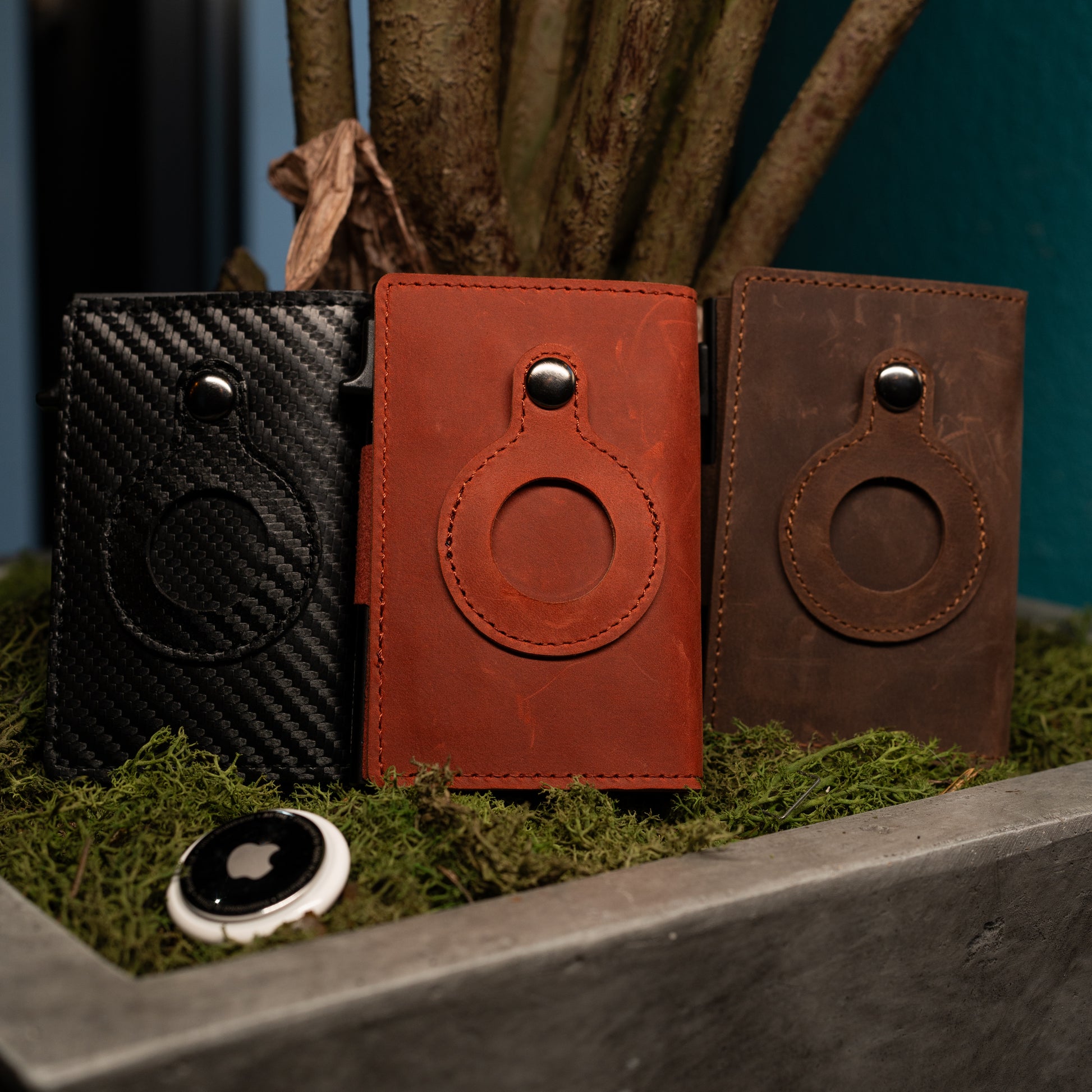 Exklusive Smart Wallets aus Echtleder und Carbon-Optik in Dunkelbraun, Weinrot und Schwarz mit AirTag-Halter.